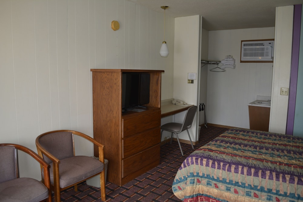 Edgetowner Motel - photo 8