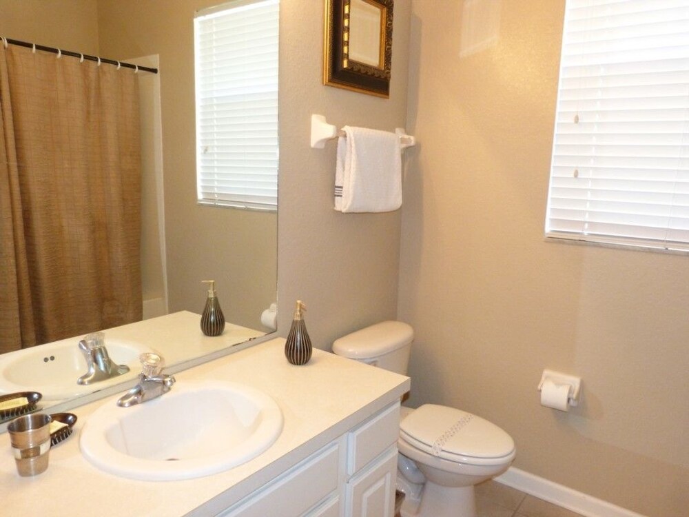 Stunning 6 Bedroom 4 Bath Pool Home in the Windsor Hills Resort - photo 25