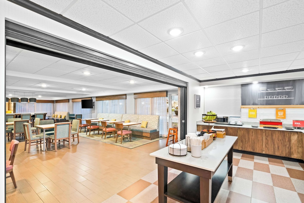 Hampton Inn Lincoln South Heritage Park - photo 40