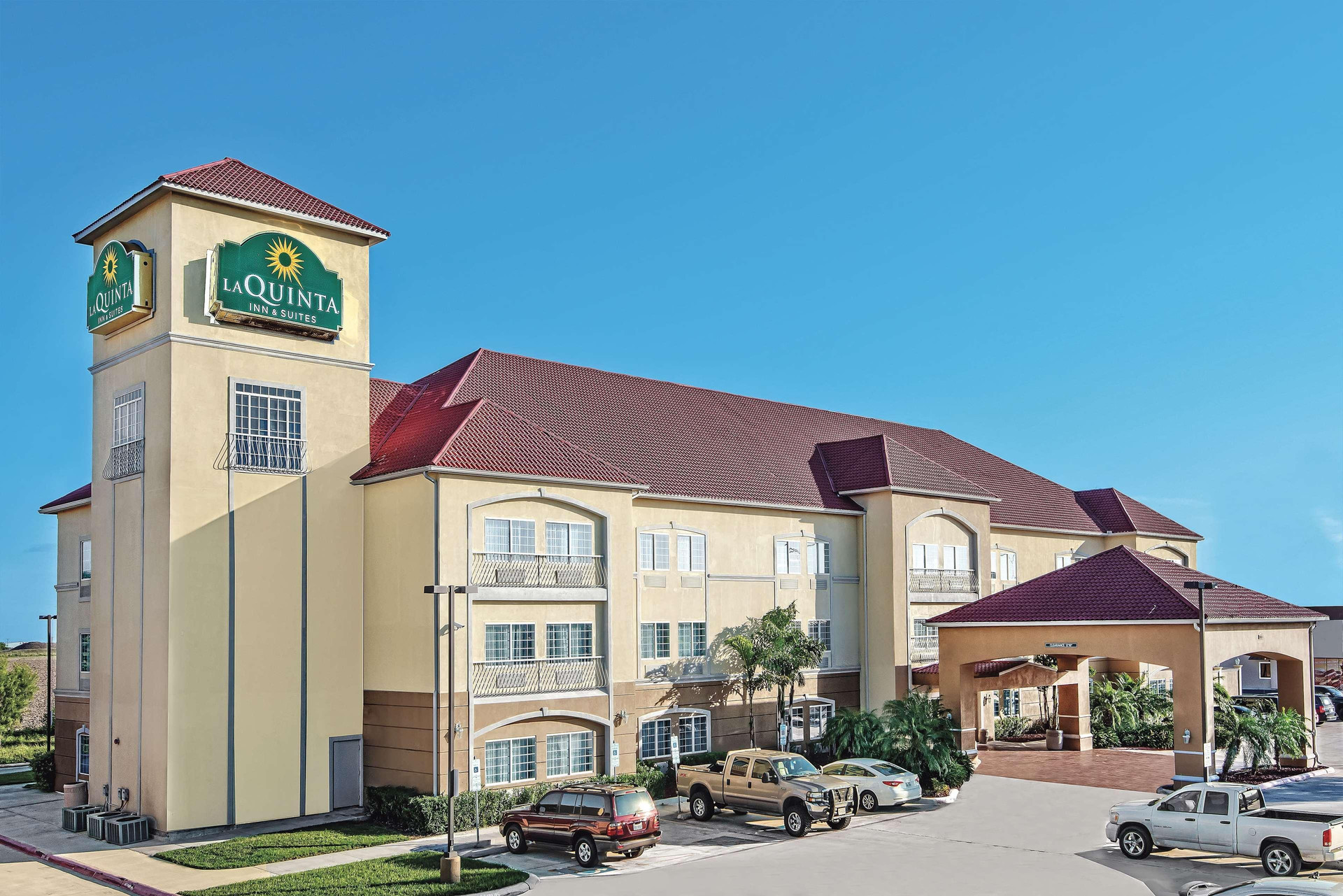 La Quinta Inn & Suites by Wyndham Mercedes Outlet Mall - photo 11