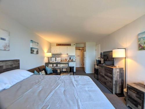 Cute Cedar Lodge Studio with Balcony & Lake Views — 4-Star Luxury Hotel in Laconia, United States
