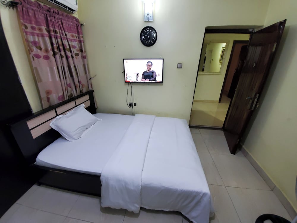 Flat Sleeps 6 with Parking — 4-Star Luxury Hotel in Abuja, Nigeria