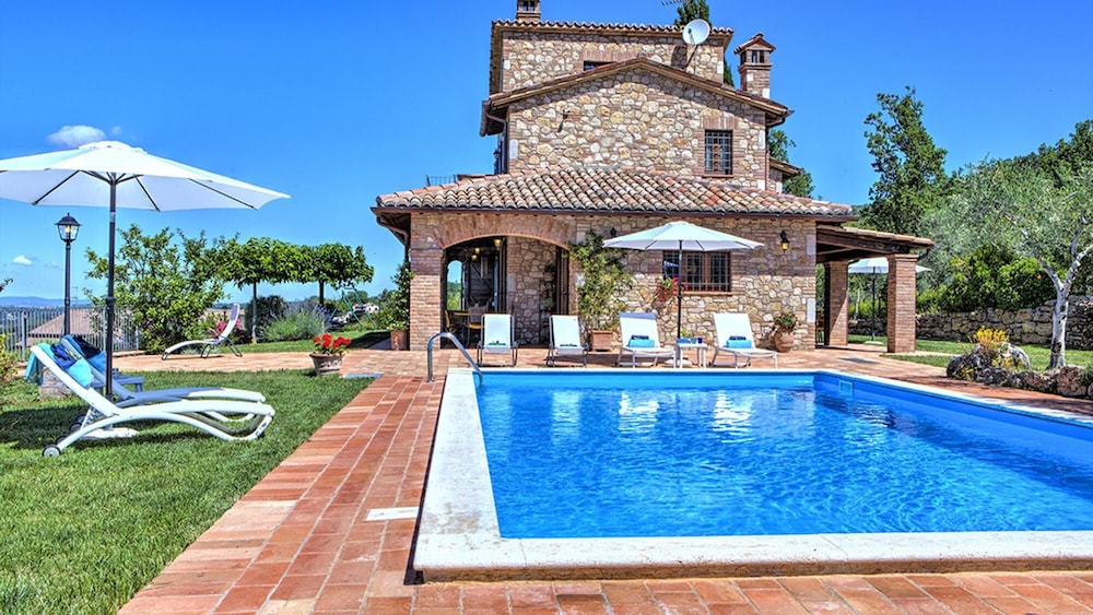Villa Bella 8 Emma Villas — 4-Star Luxury Hotel in Massa Martana, Italy