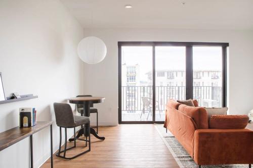 Chic East Side 1BR Apt with Balcony Pool and Gym — 4-Star Luxury Hotel in Milwaukee, United States