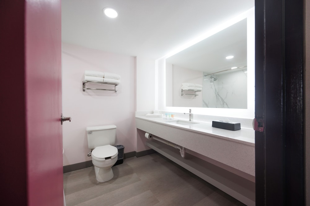 B&B Hotel Miami Airport - photo 16