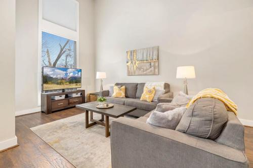 Frisco Stay 0 1Mi to MTB trail Walk to DT Fay — 4-Star Luxury Hotel in Fayetteville, United States