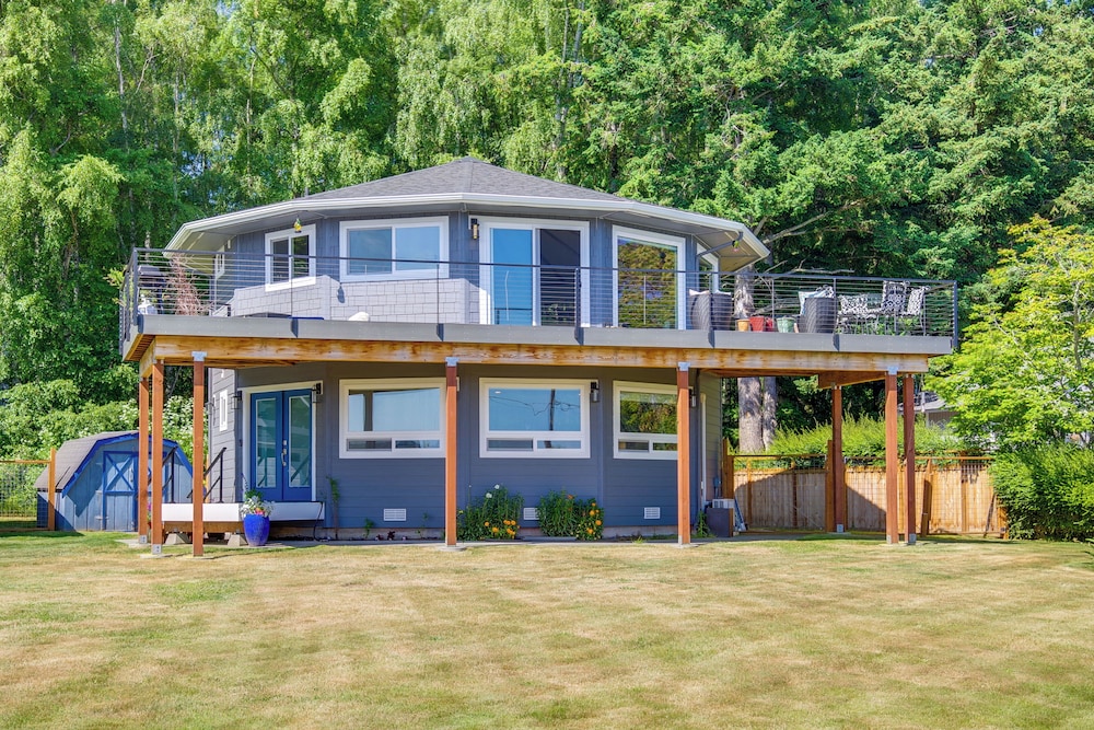 Spacious Deck w Ocean View: Puget Sound Gem — hotel in Freeland