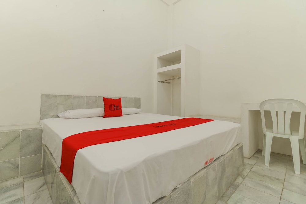 RedDoorz @ Lemabang - carbon neutral hotel in Palembang