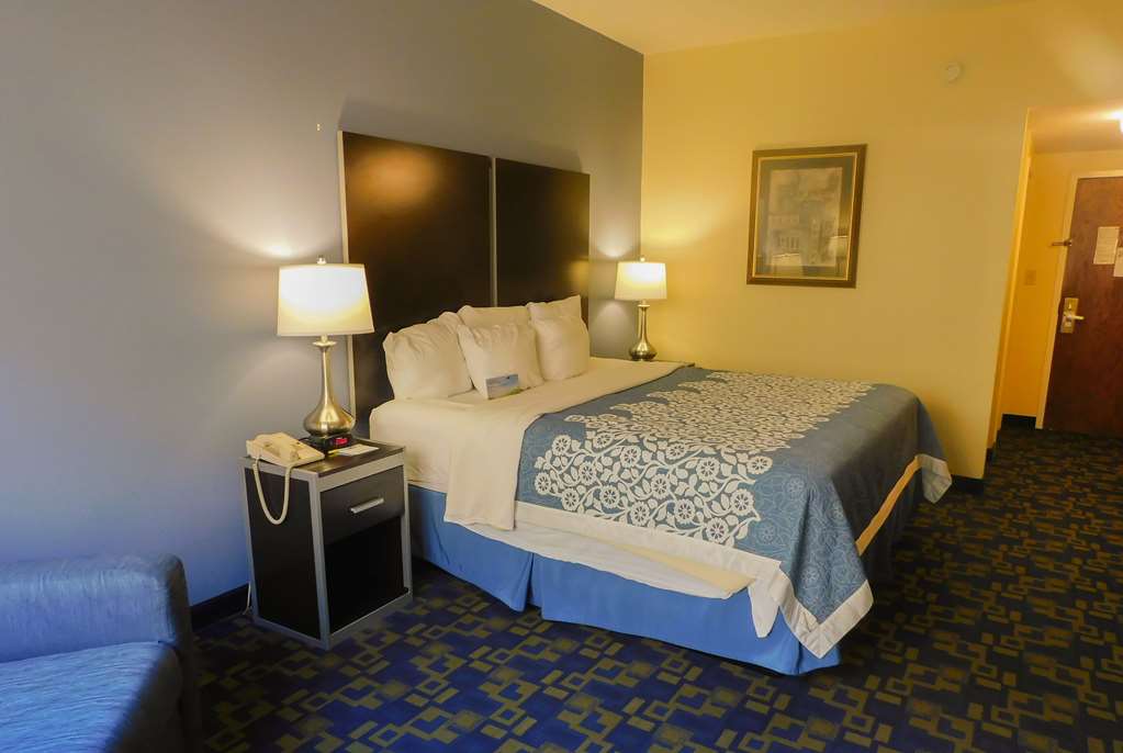 Days Inn & Suites by Wyndham Pocahontas - photo 10