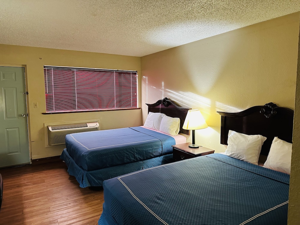 Warrick Plaza Inn - photo 12