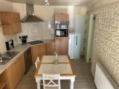 Spacious apartment in Charleroi 100 m with parking 5 ppl — 4-Star Luxury Hotel in Charleroi, Belgium