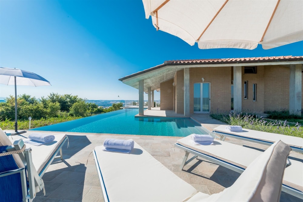 Casa Di Eolo 8&2 Emma Villas — 4-Star Luxury Hotel in Montelupone, Italy