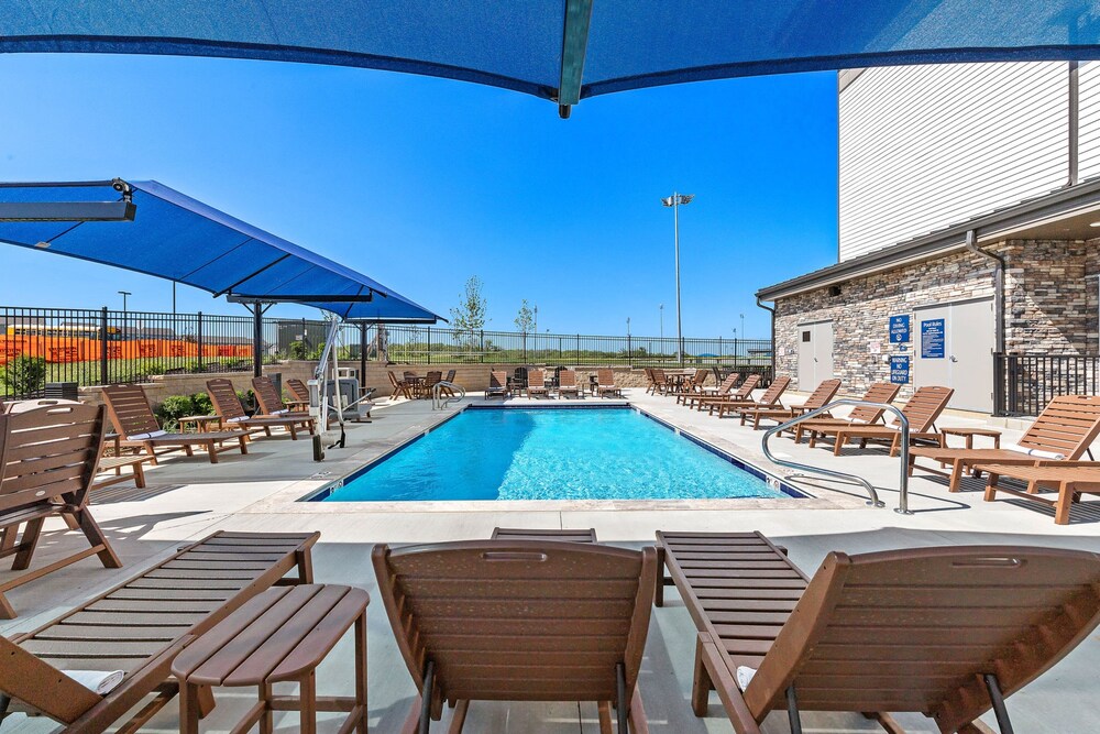 Holiday Inn Exp Parkville - photo 54