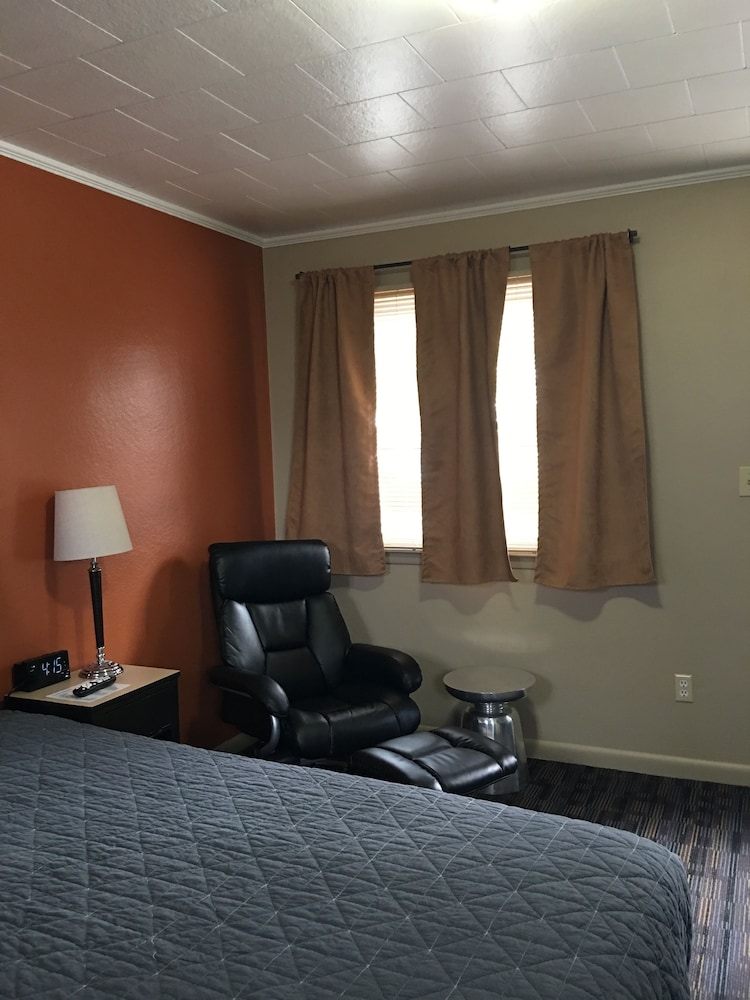 The Triangle Motel - photo 7