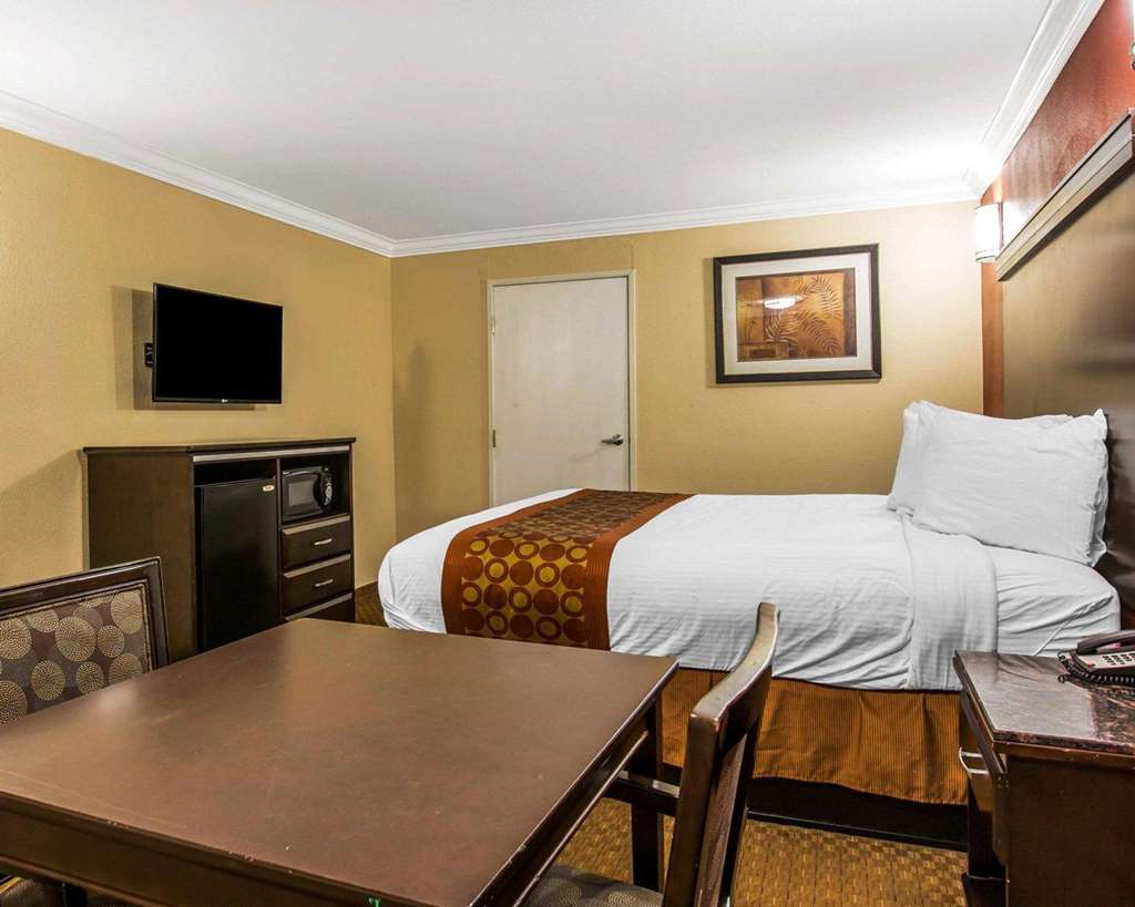 Rodeway Inn & Suites Corona - photo 11