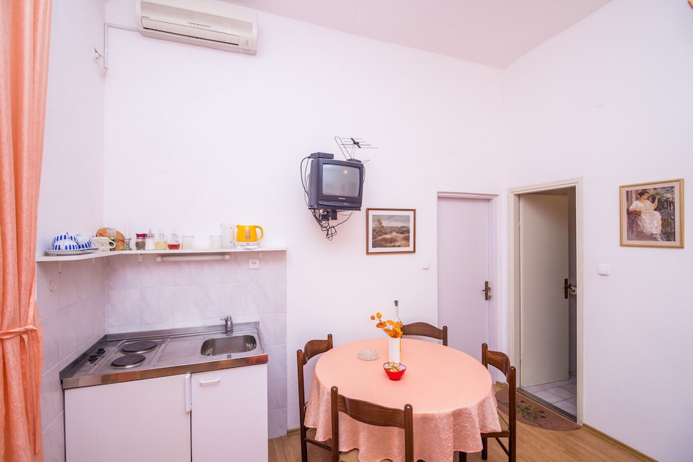 Ana's Apartments