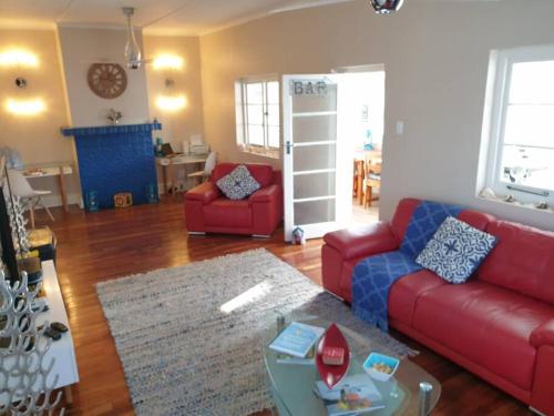 Beach House with Dstv & Wifi & Basic Housekeeping — 4-Star Luxury Hotel in Knysna, South Africa