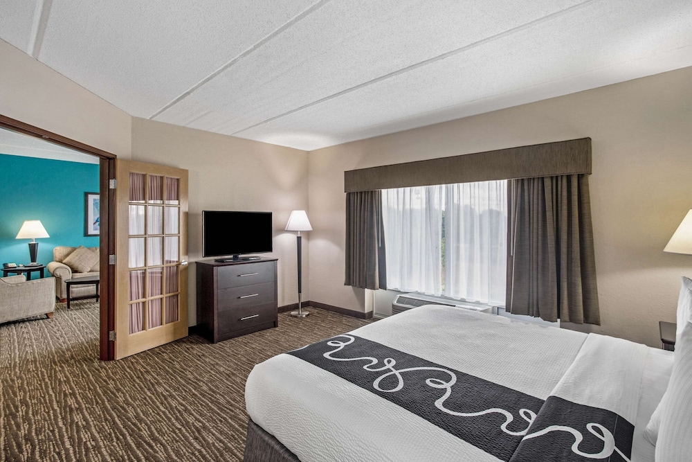 La Quinta Inn & Suites by Wyndham Sarasota I75 - photo 11