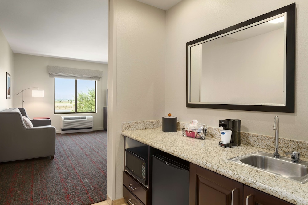 Hampton Inn & Suites Phoenix Glendale Westgate - photo 18