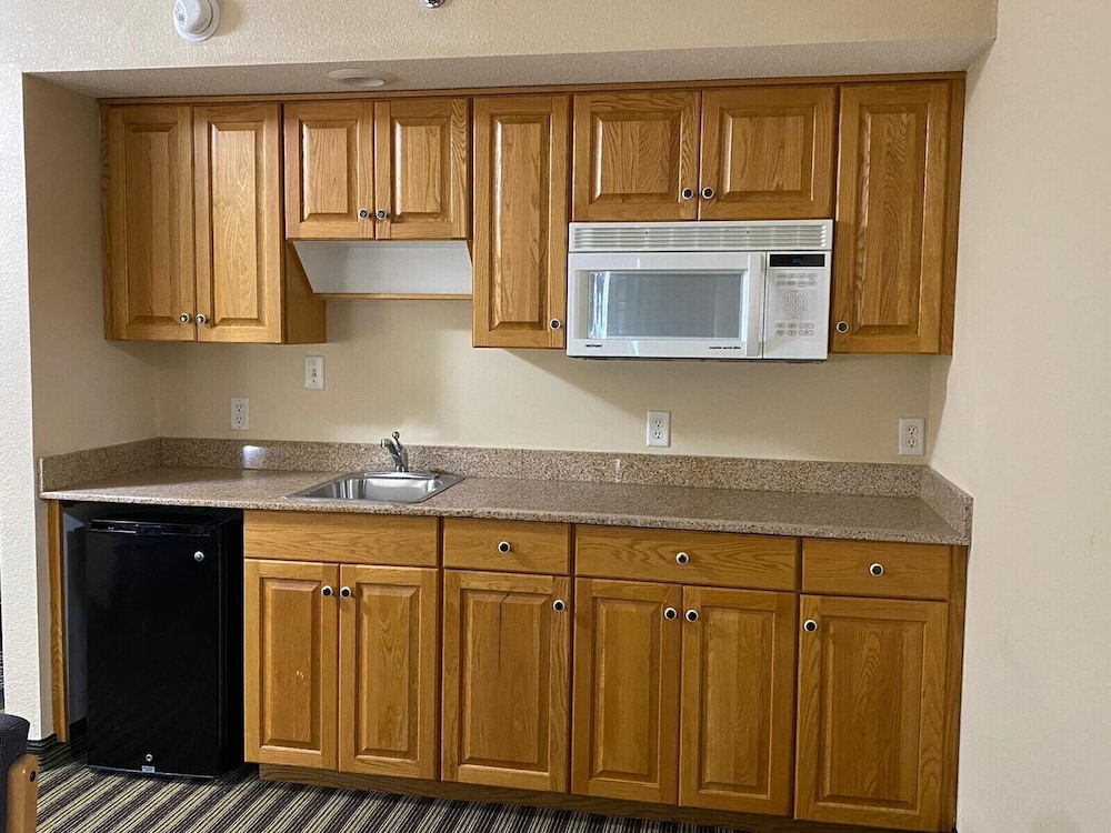 American Inn and Suites - photo 15