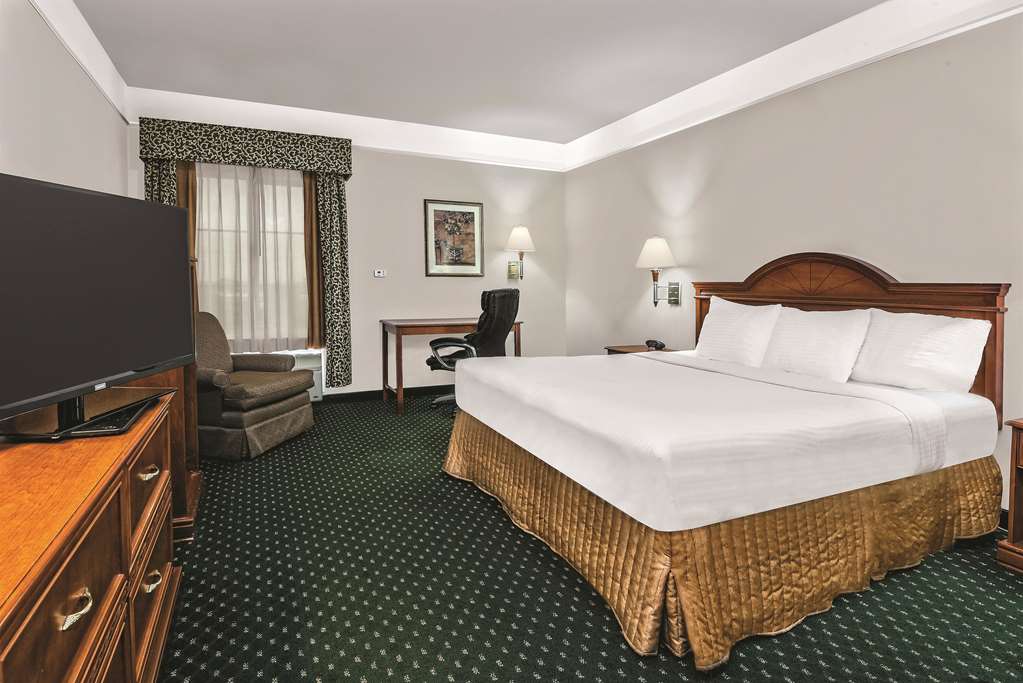 La Quinta Inn & Suites by Wyndham Stephenville - photo 9