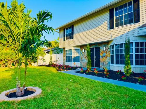 Tampa Luxury 5BR Estate with Pool and Golf Views in Tampa, United States