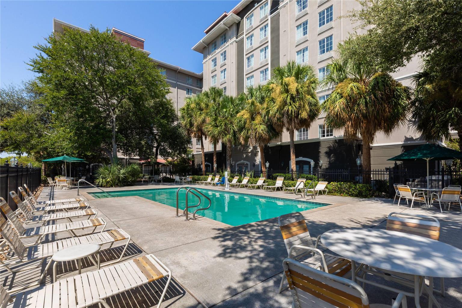 La Quinta Inn & Suites by Wyndham San Antonio Airport - photo 9
