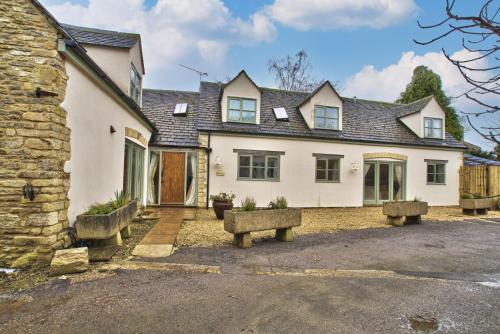Olive Cottage By Group Retreats 17220358 — Bampton