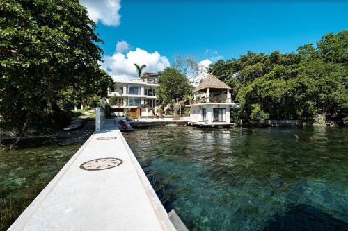 Casa Frente a la Laguna de Bacalar — 4-Star Luxury Hotel in Bacalar, Mexico
