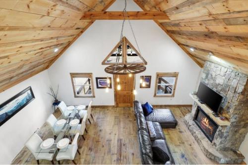 Daffodil Daydreams Dog Friendly Cabin — 4-Star Luxury Hotel in Blue Ridge, United States