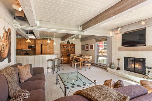 Enclave 205 Snowmass Ski In Ski Out Condo w Shared Pool Hot Tub Gym WiFi — 4-Star Luxury Hotel in Snowmass Village, United States