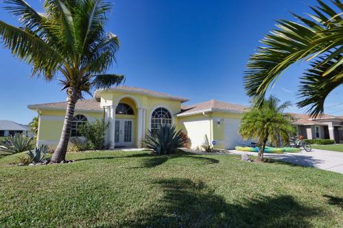 Enchanting Home Nestled Serenely Along a 100 foot Freshwater Canal Palm Breeze — 4-Star Luxury Hotel in Cape Coral, United States
