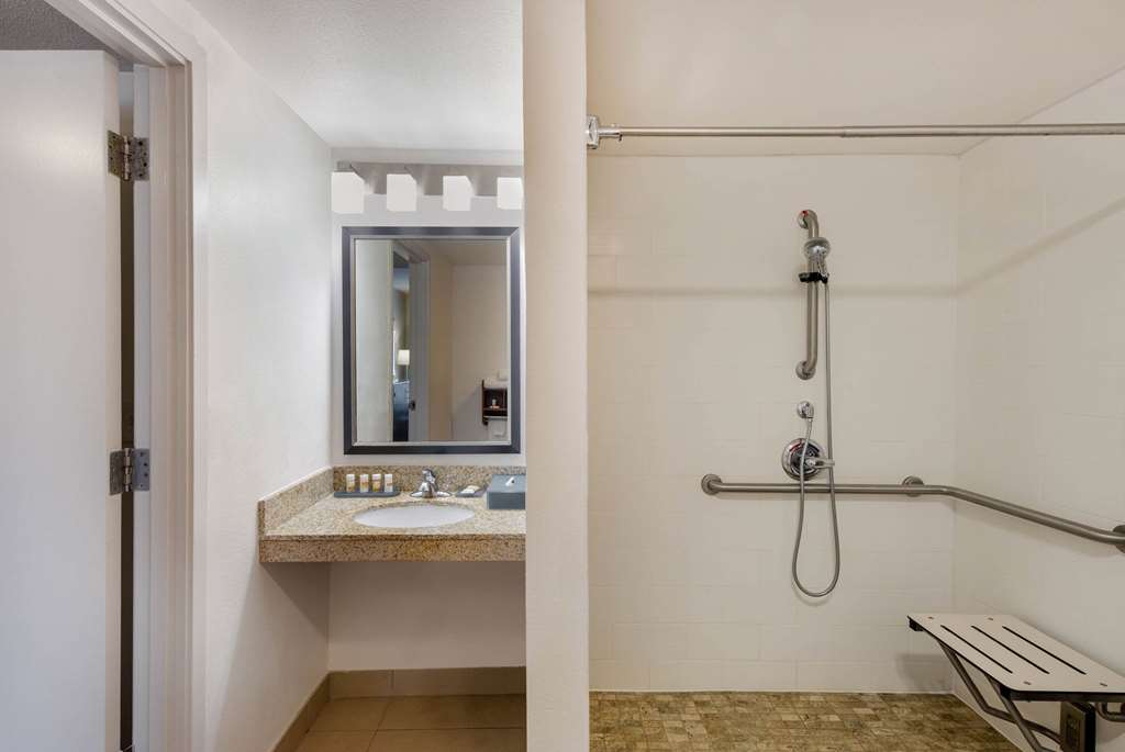 La Quinta Inn & Suites by Wyndham Oakland Hayward - photo 21