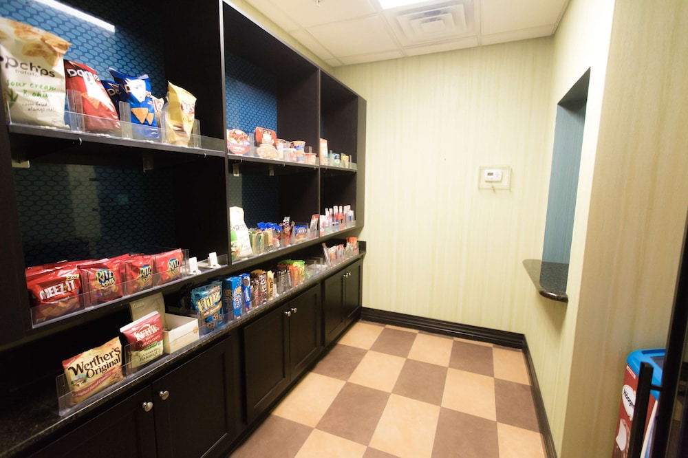 Hampton Inn & Suites Middlebury - photo 37