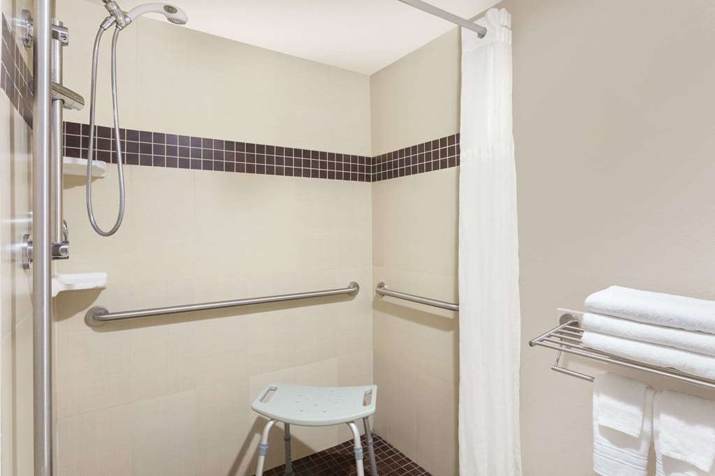 Super 8 by Wyndham Ellenton Bradenton Area - photo 8