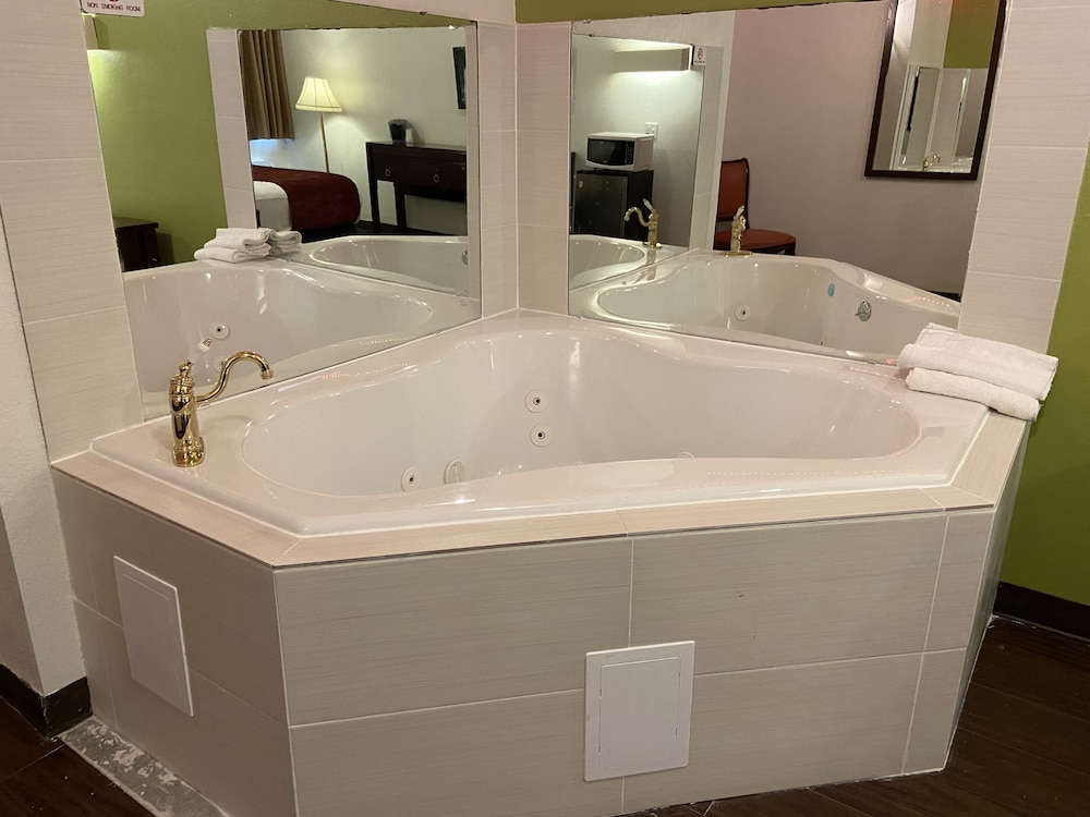 SkyLight Inn Cleveland Willoughby - photo 18