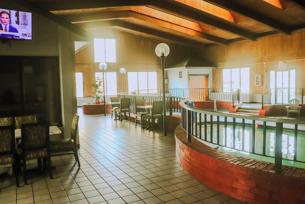 Apple Tree Inn and Suites - photo 18