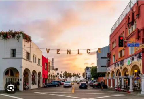Walk to Santa Monica Beach Pier Boardwalk Venice — 4-Star Luxury Hotel in Los Angeles, United States
