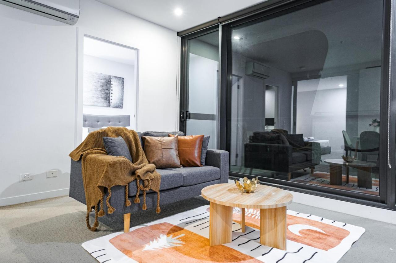 High level on 36th Floor 2BR Balcony Wifi Pool — 4-Star Luxury Hotel in Melbourne, Australia