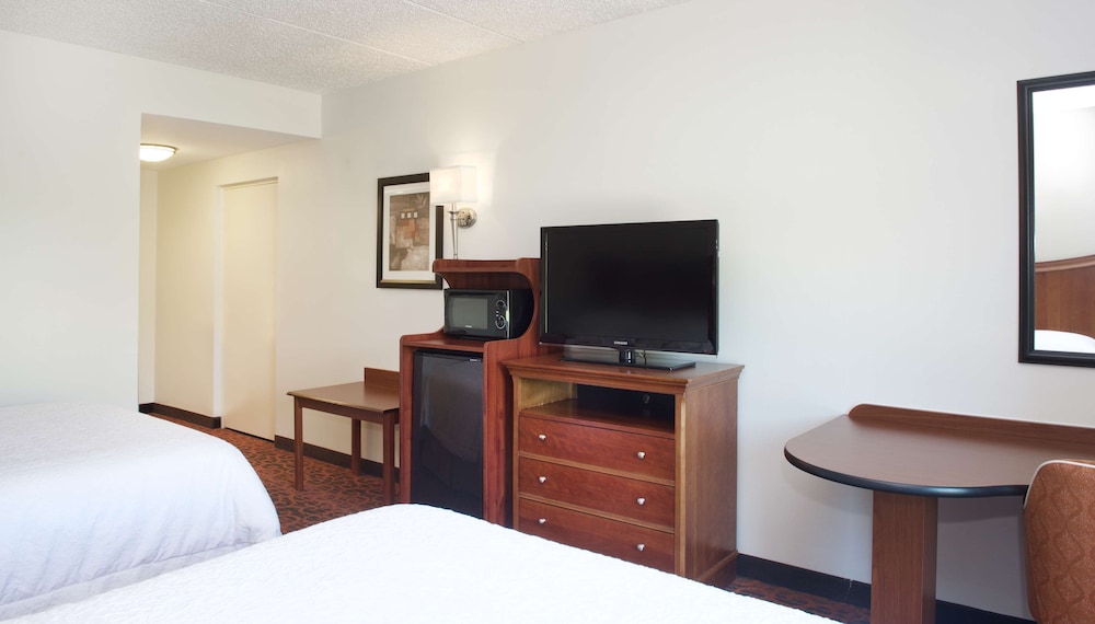 Hampton Inn & Suites Pittsburgh Meadow Lands - photo 8