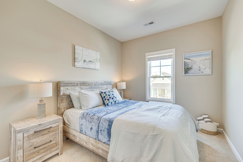 Coastal Beaufort Abode Pool Access Near Beaches — 4-Star Luxury Hotel in Beaufort, United States