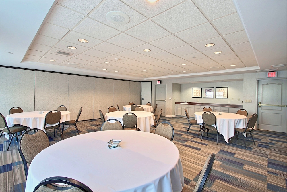 Holiday Inn Express Hotel & Suites Milwaukee Airport by IHG - photo 90