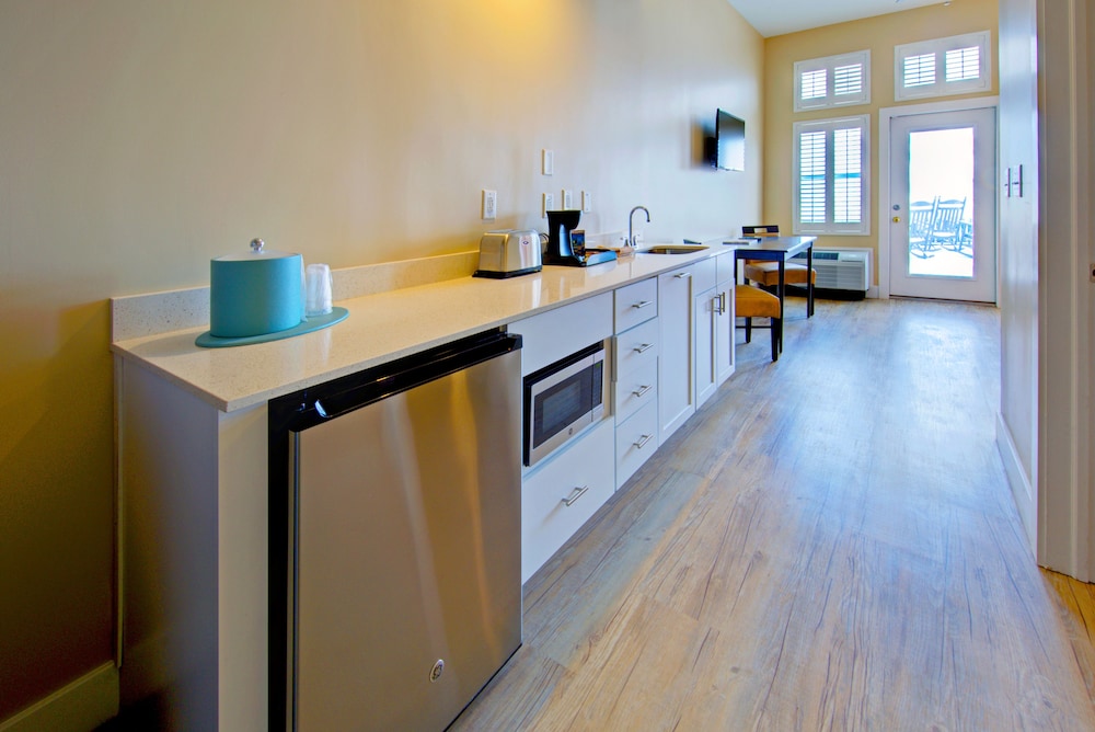 Commander Hotel & Suites - photo 11
