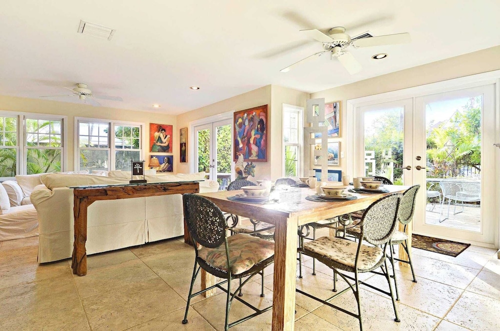 Artist Garden by Avantstay Great Location w Balcony Outdoor Dining Shared Pool & Bbq Week Long Stays in Key West, United States