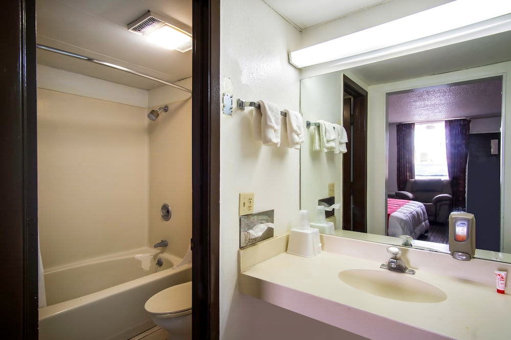 OYO Hotel Hutchinson West 4th Ave - photo 38