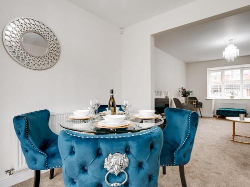 Modern and Cozy Kirkby Retreat Parking Sleeps 5 Pass the Keys — 4-Star Luxury Hotel in Knowsley, United Kingdom