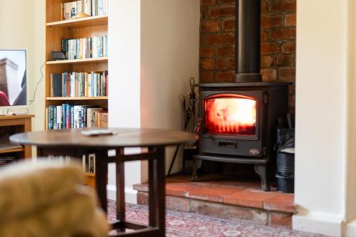 Oak House in Mid Wales with Log Burner By Seren Short Stays — 5-Star Luxury Hotel in Machynlleth, United Kingdom