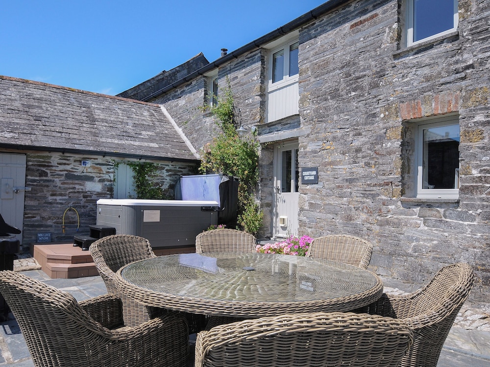 Courtyard Cottage within the Helland Barton Farm collection — 4-Star Luxury Hotel in Delabole, United Kingdom