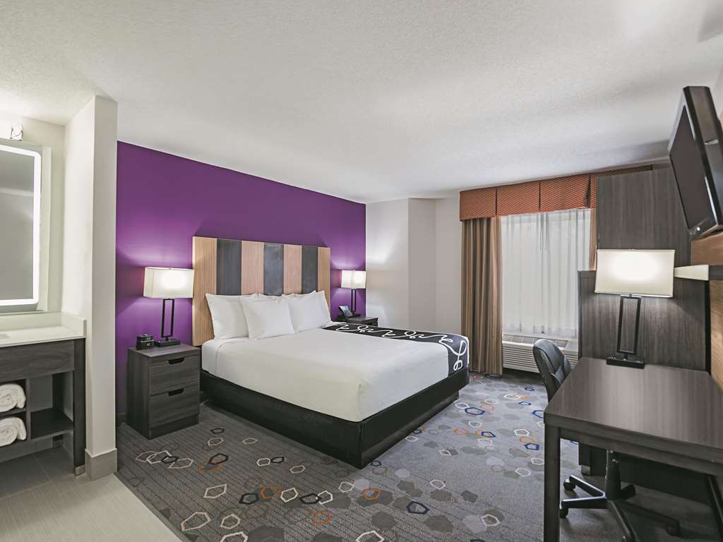 La Quinta Inn & Suites by Wyndham Minneapolis Northwest - photo 7