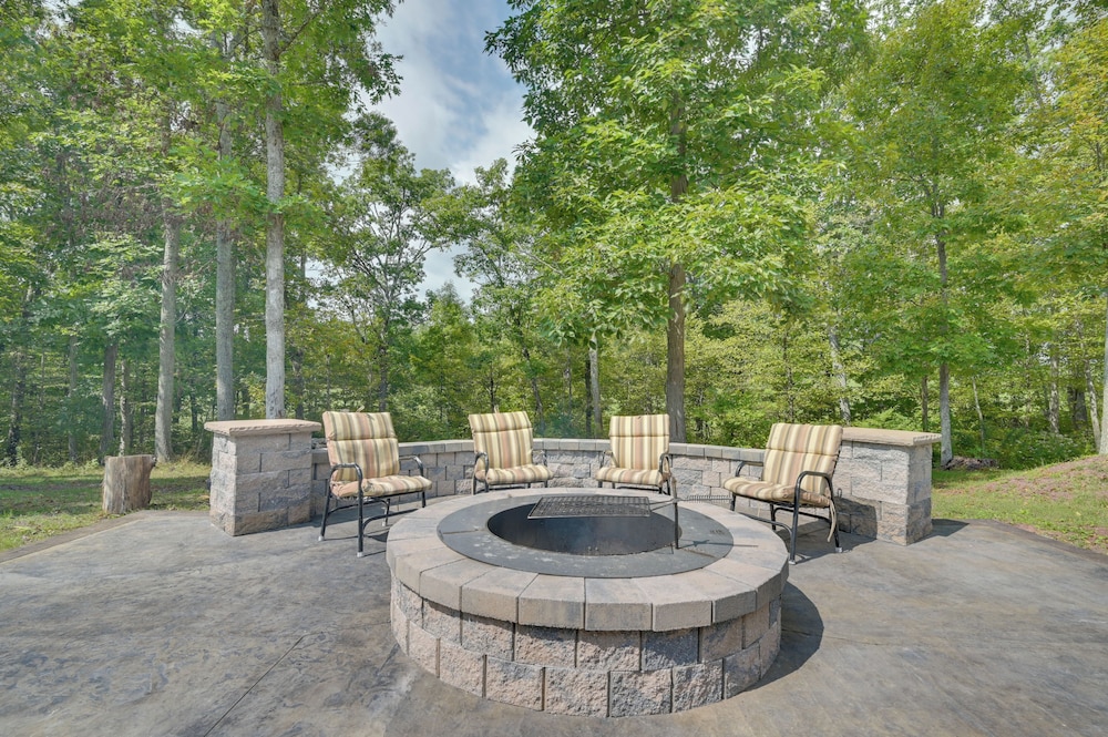 Family Friendly Retreat with Deck in Cassville — hotel in Cassville
